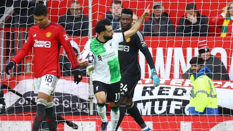 Mohamed Salah marca de penalti por el Liverpool.