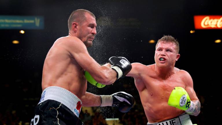 Sergey Kovalev y Saúl Álvarez se enfrentaron en noviembre de 2019.