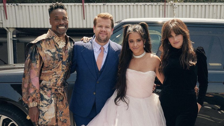 Billy Porter, Idina Menzel y Camila Cabello juntos en Carpool Karaoke con James Corden.