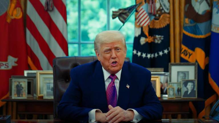 El Presidente de Estados Unidos Donald Trump amenaza a migrantes irregulares con embargar sus bienes si no se autodeportan.