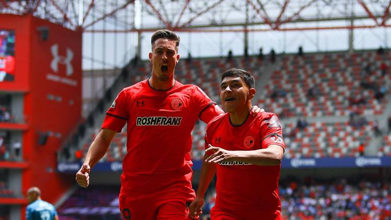 Kevin Castañeda (der.) festeja su gol.