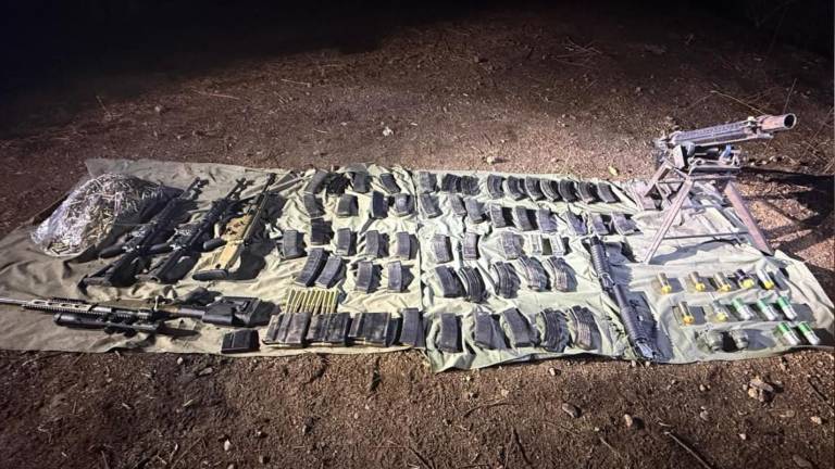 Militares localizaron y aseguraron un importante arsenal, compuesto por armas de fuego, granadas, cargadores y municiones luego de un operativo en Cosalá.