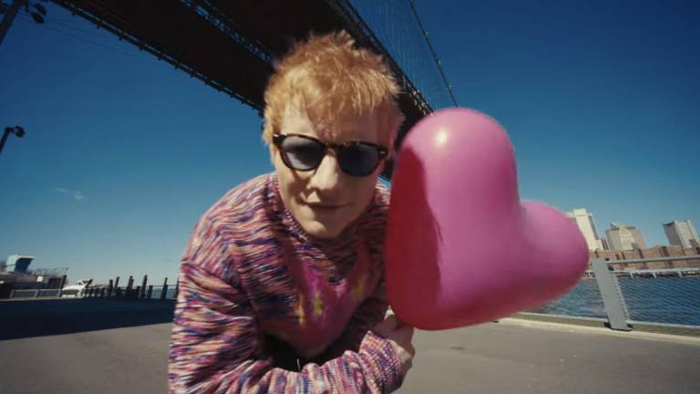 Sheeran lanzó un video musical en el que recorre numerosas ciudades de los Estados Unidos mientras sostiene un globo rosa en forma de corazón.