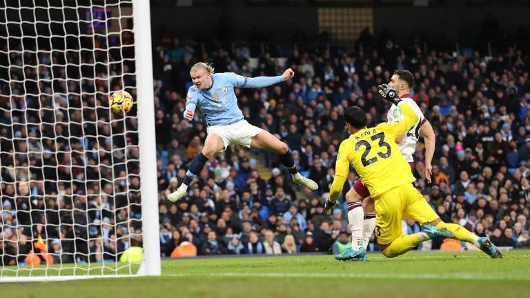 Erling Haaland marca dos goles.