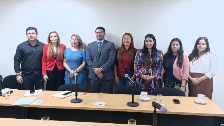 Integrantes de Iniciativa Sinaloa se reúnen con legisladores locales para pedir que no desaparezcan organismos locales de transparencia.
