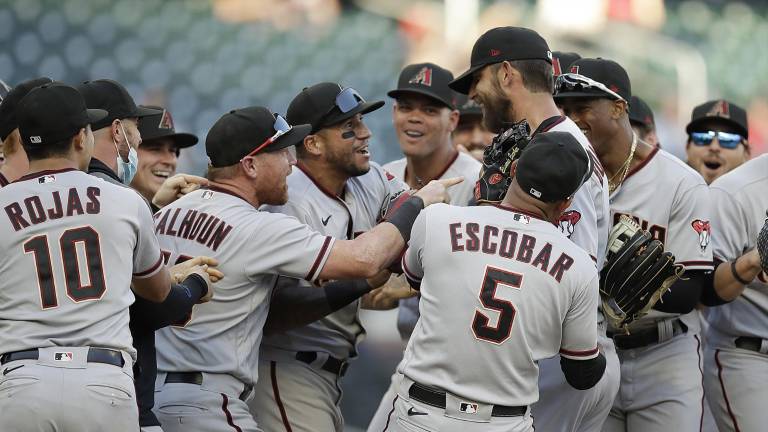 Madison Bumgarner es felicitado por sus compañeros tras lograr el no-hitter.