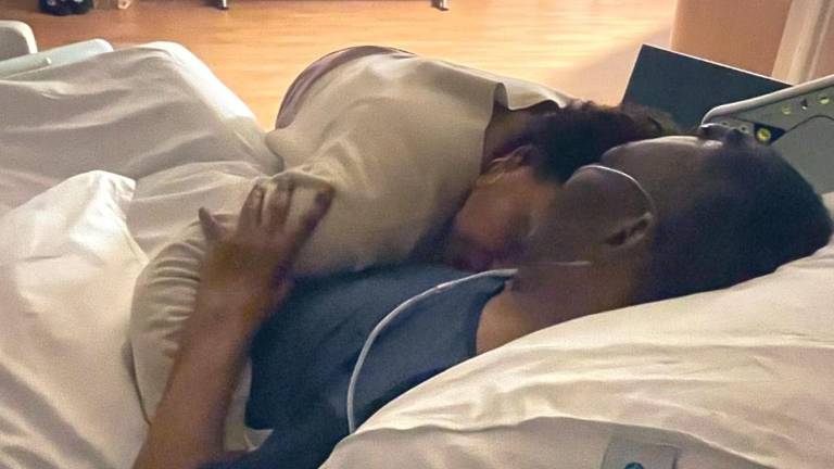 Pelé y su hija se abrazan.