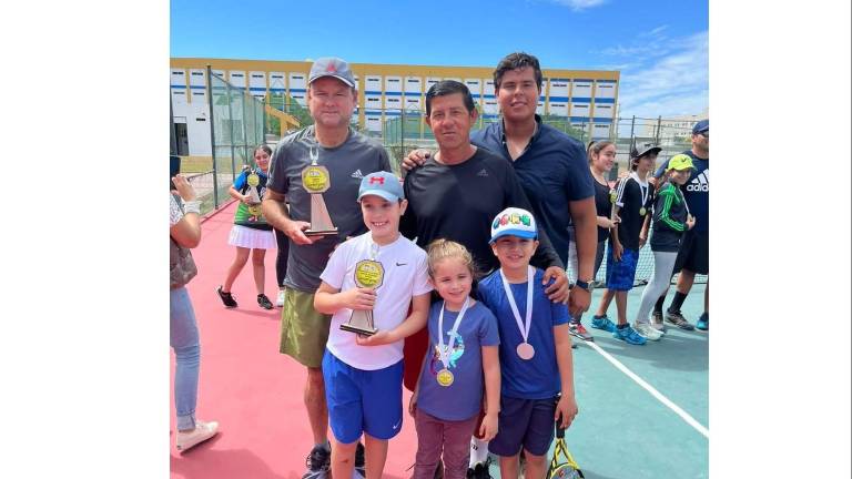 Participantes del Torneo de Afiliación a la Federación Mexicana de Tenis lucen su premiación.