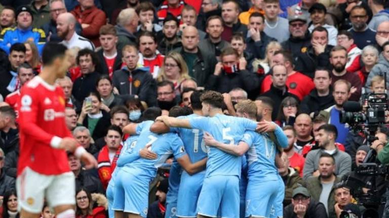 Cristiano Ronaldo observa la celebración de un gol del Manchester City.