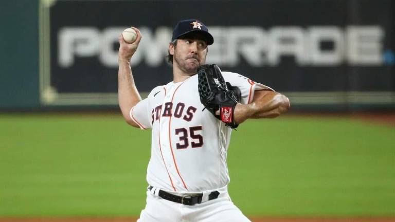 Justin Verlander permanecerá otro año más con los Astros de Houston.