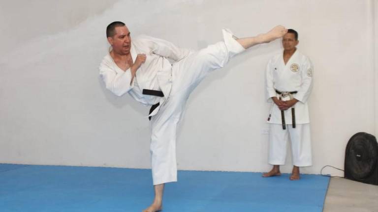 Luis Alberto Bojórquez, durante el examen que le otorgó el grado de sexto dan, en karate do.