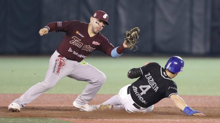 Amadeo Zazueta busca alcanzar la segunda base, en el primer juego de la Serie Final de la LMP.