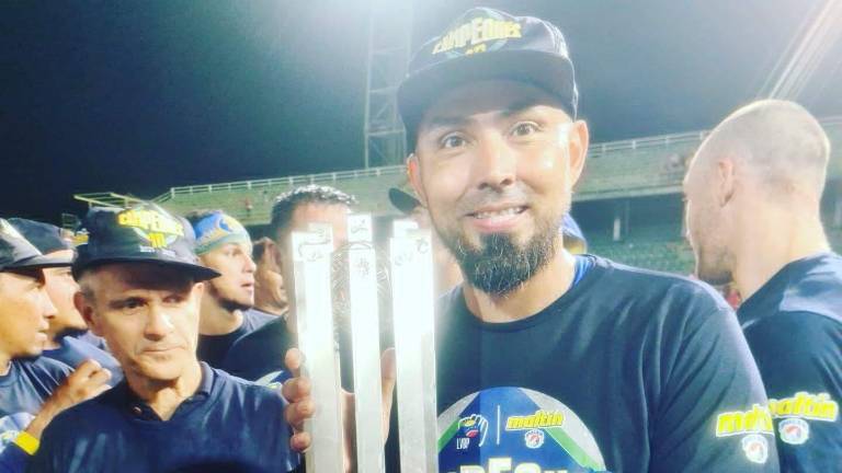 Jesse Castillo con el trofeo de campeón.