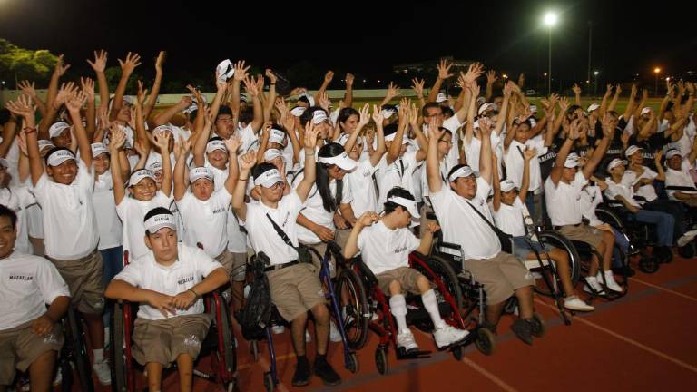 Los paratletas se mostraron motivados en la ceremonia.