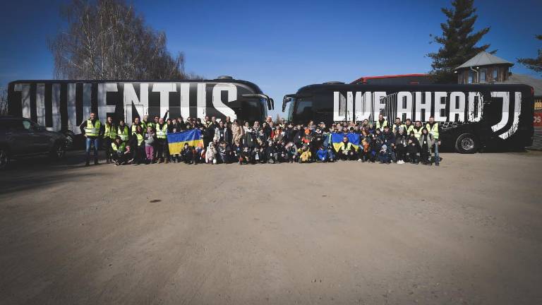 Juventus recogió a cerca de 80 personas en la frontera entre Hungría y Ucrania, la mayoría niños.