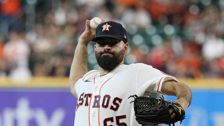 José Urquidy admitió 10 hits y seis carreras.