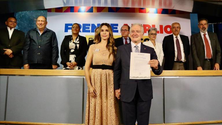 Santiago Creel Miranda se presenta a registrarse para ser candidato presidencial por el Frente Amplio por México.