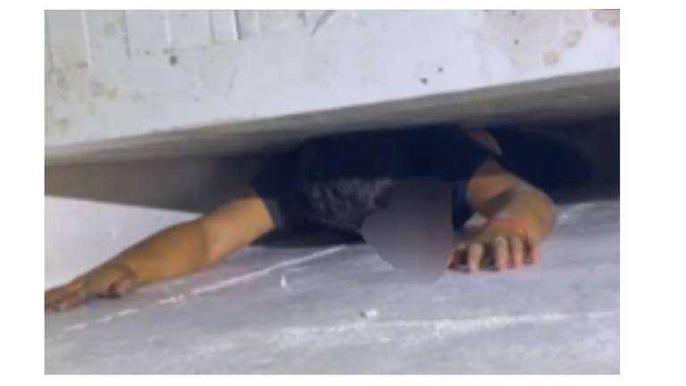 Uno de los hombres intentó ocultarse entre una pared y unos refrigeradores industriales, pero quedó atrapado.
