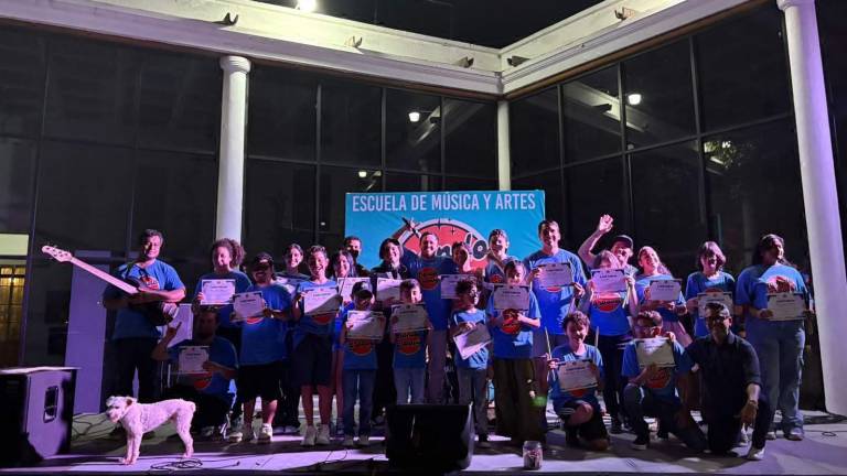 Alumnos de la Escuela de Música y Artes Mondo Groovy ofrecen un concierto al aire libre en el patio del Museo de Arte de Mazatlán.