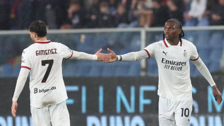 El mexicano Santiago Giménez y el portugués Rafael Leao se saludan tras el triunfo del Milan sobre el Génova.