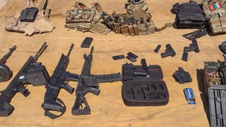 Armas decomisadas durante operativos contra el crimen organizado en México.