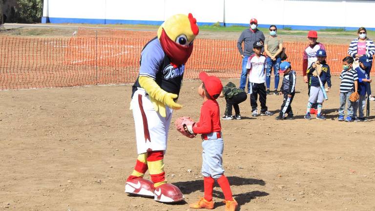 El Pollo Tomás estuvo presente en el evento.