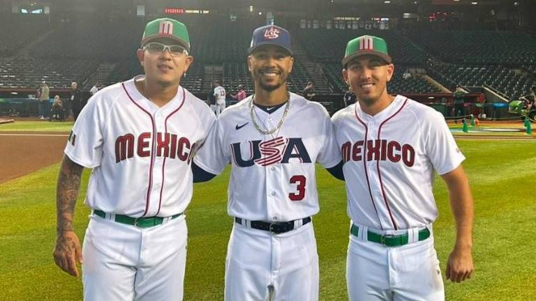 Los jugadores de Dodgers Julio Urías, Mookie Betts y Austin Barnes.