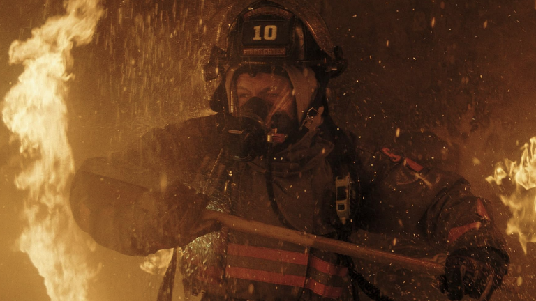 La historia no solo muestra el fuego como crimen a resolver, sino como una metáfora del trauma