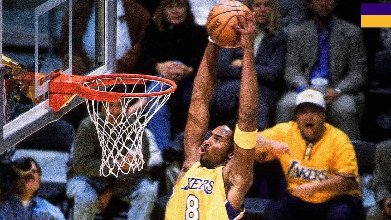 Kobe Bryant firmó la icónica tarjeta.