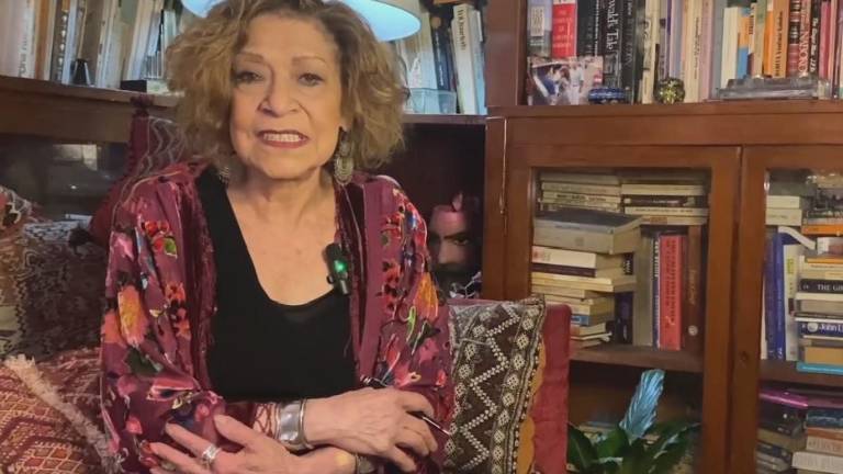 Cristina Pacheco recibe su galardón.