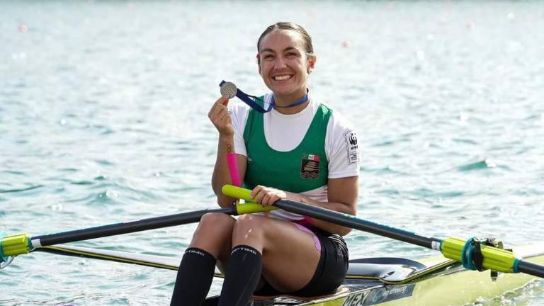 Kenia Vanessa Lechuga Alanís sube al podio.