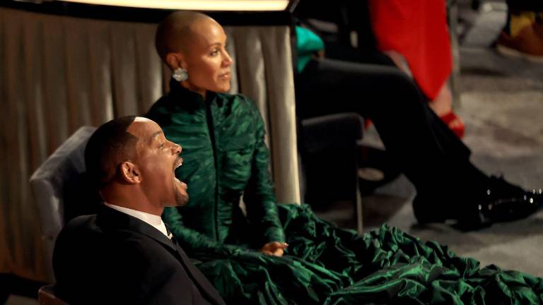 Will Smith ya en su lugar, continúa su reclamo al presentador Chris Rock después de propinarle un golpe en la cara en pleno escenario de los Oscar durante la transmisión en vivo.