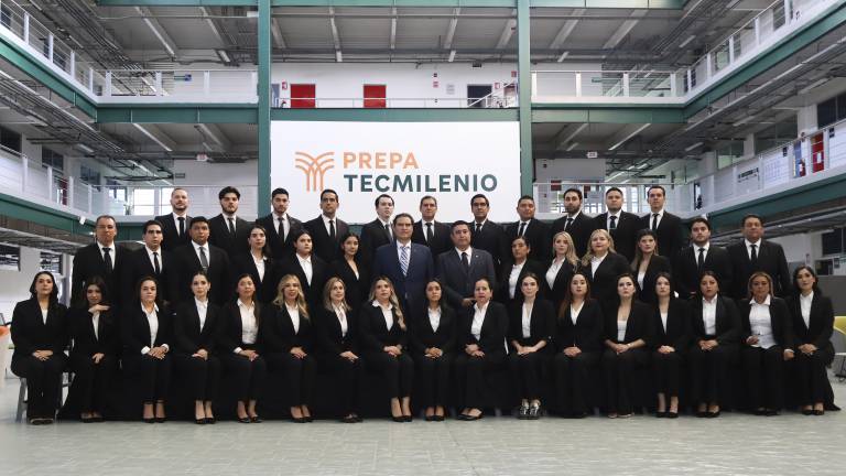 Alumnos de maestría acuden a la firma de su título.