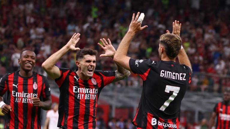 Pulisic y Giménez celebran el segundo gol del Milán.