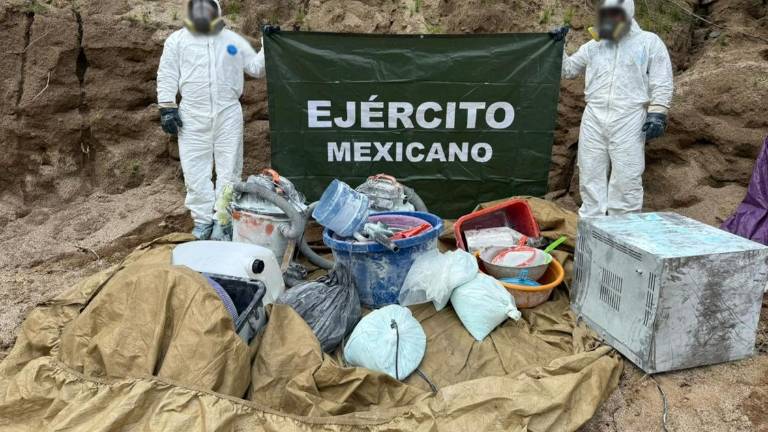 Militares y agentes federales aseguraron más de mil kilos de droga durante un cateo en Culiacán.