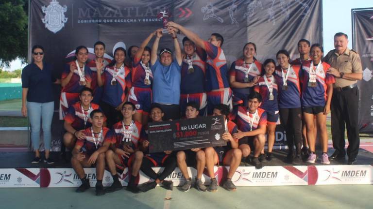 Los equipos reciben su premiación.