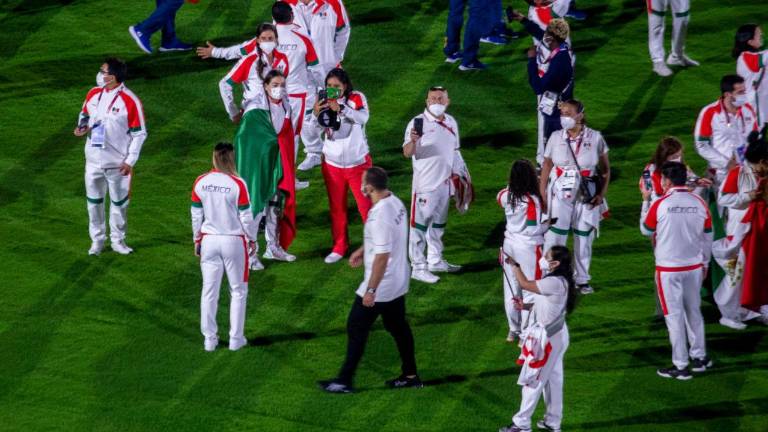Atletas mexicanos en la ceremonia de clausura de Tokio 2020.