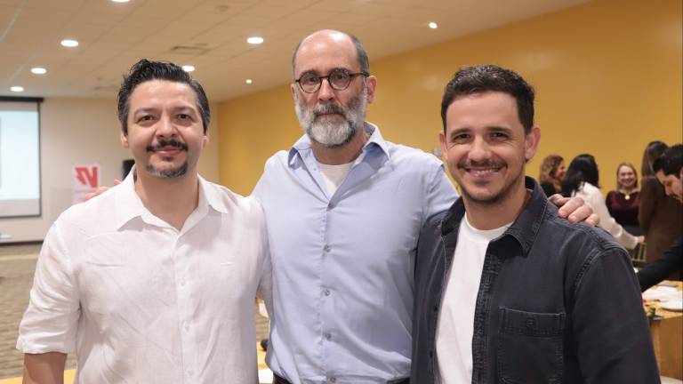 El expositor Michael Reed-Hurtado entre Adrián López Ortiz e Isaac Aranguré.