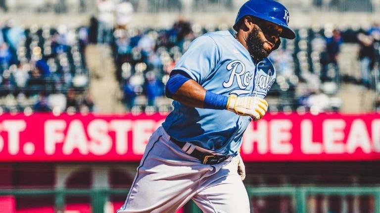 Carlos Santana ya tiene el millar de bases por bolas.