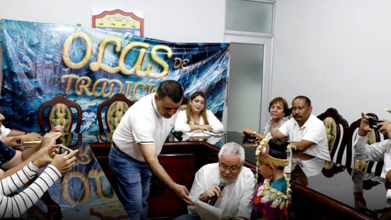 El Alcalde Victor Manuel Díaz lee el mensaje “encontrado” en una botella, marcando el inicio de las Fiestas del Mar de las Cabras en Escuinapa.