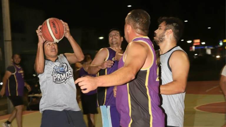 Intensas acciones se viven en el Torneo de Baloncesto del Parque Lineal.
