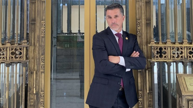 Le llueven críticas en redes sociales a Sergio Mayer por haber recibido Doctorado Honoris Causa.