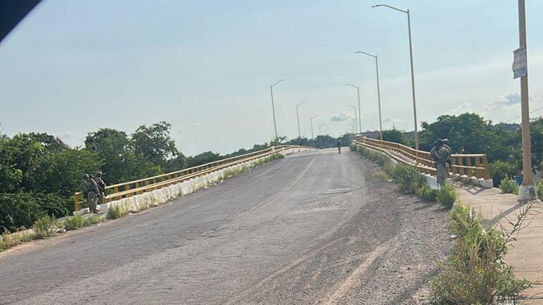Elementos del Ejército y Seguridad Pública estuvieron presentes durante el cierre en la carretera libre a la altura de Rosario.