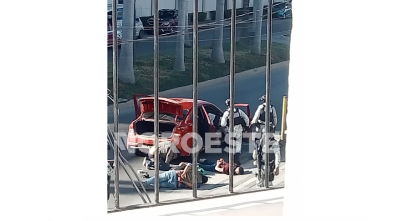 Elementos de la Guardia Nacional revisan a un grupo de hombres que al parecer circulaban armados en Mazatlán.