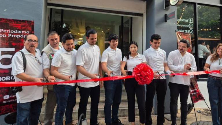 Fotógrafos de Datemex y su director general, Adrián López Ortiz, al hacer el corte de listón.