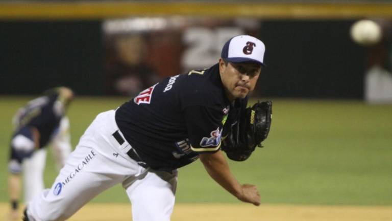 Rodrigo López lanzó en invierno para Tomateros de Culiacán.