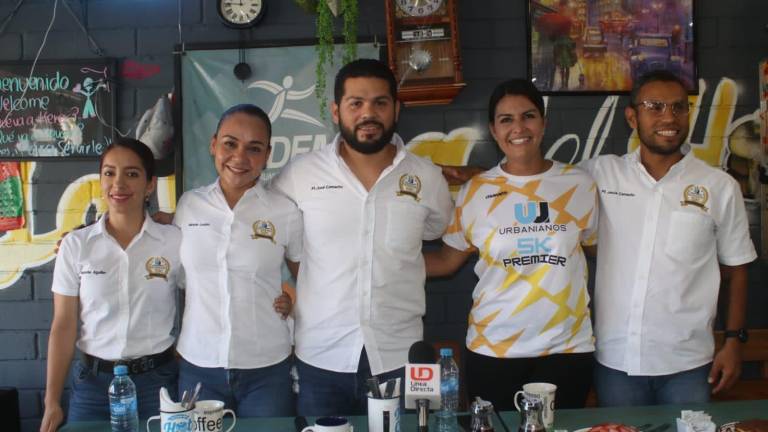 Urbanianos presenta su flamante playera de competencia, la cual es lucida por Fabiola Verde (segunda de der. a izq.).