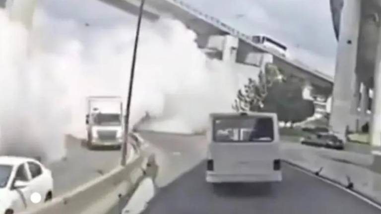 Una pipa de gas sufrió un grave accidente en el puente La Concordia, en Iztapalapa, que le costó la vida a nueve personas y dejó decenas de personas heridas por quemaduras.