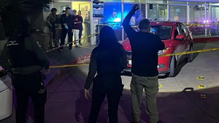 El vehículo en el que viajaba el joven resultó dañado tras el ataque armado en la colonia Benito Juárez este jueves.