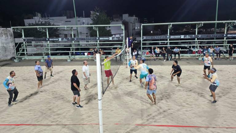 Las canchas de voleibol de playa de la Sahop fueron el escenario para el cachibol.